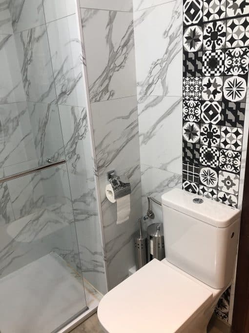 Selbstklebende XL Fliese SPC Marmor Bianco Carrara weiß Vinyl – 100% Wasserabweisend – 80 x 40 cm x 6,5 mm – SF04 – Bild 9