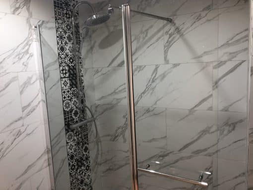 Selbstklebende XL Fliese SPC Marmor Bianco Carrara weiß Vinyl – 100% Wasserabweisend – 80 x 40 cm x 6,5 mm – SF04 – Bild 14